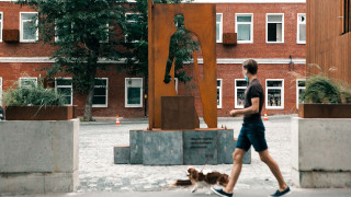 Подпись к памятнику гласит: «Тем, кто сделал самоизоляцию возможной»