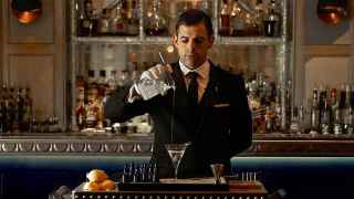 Опубликован рейтинг лучших баров The World’s 50 Best Bars. 

Лучшим баром мира второй год подряд признается лондонский Connaught Bar, расположенный в одноименном отеле. 

Две подряд победы Connaught Bar эксперты премии объясняют тем, что бар не гонится за модными тенденциями, а из года в год держит планку обслуживания и коктейлей, придерживаясь концепции классического бара при отеле.