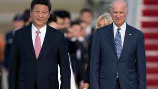 Если дать Си Цзиньпину (слева) захватить Тайвань, китайский президент станет конкурентом американскому (Джо Байден справа)